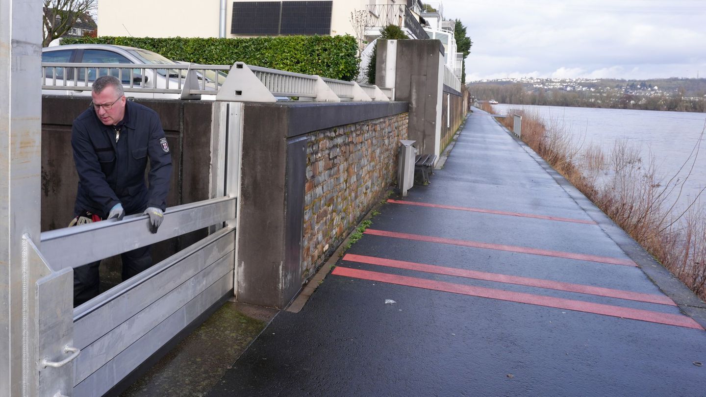 Die Hochwasserschutzmauer soll vor übertretendem Wasser schützen. Foto: Thomas Frey/dpa