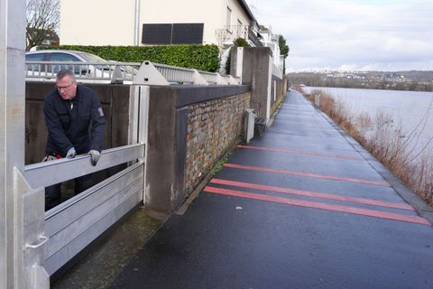Die Hochwasserschutzmauer soll vor übertretendem Wasser schützen. Foto: Thomas Frey/dpa