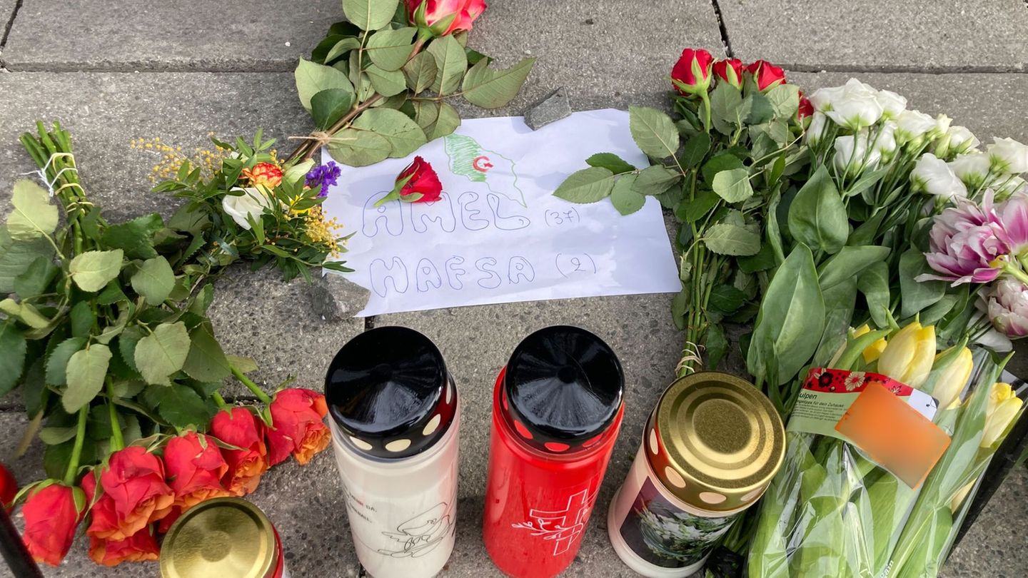 Blumen und Kerzen erinnern an Amel und ihre Tochter Hafsa, die bei dem Anschalg starben. Foto: Sabine Dobel/dpa