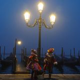 Venedig, Italien. Während in den deutschen Karnevalshochburgen die Närrinnen und Narren ziemlich frei sind in der Wahl ihrer Kostüme, geht es beim legendären Karneval von Venedig klassisch zu. Und wie das aussieht, zeigen diese beiden Maskierten mustergültig.