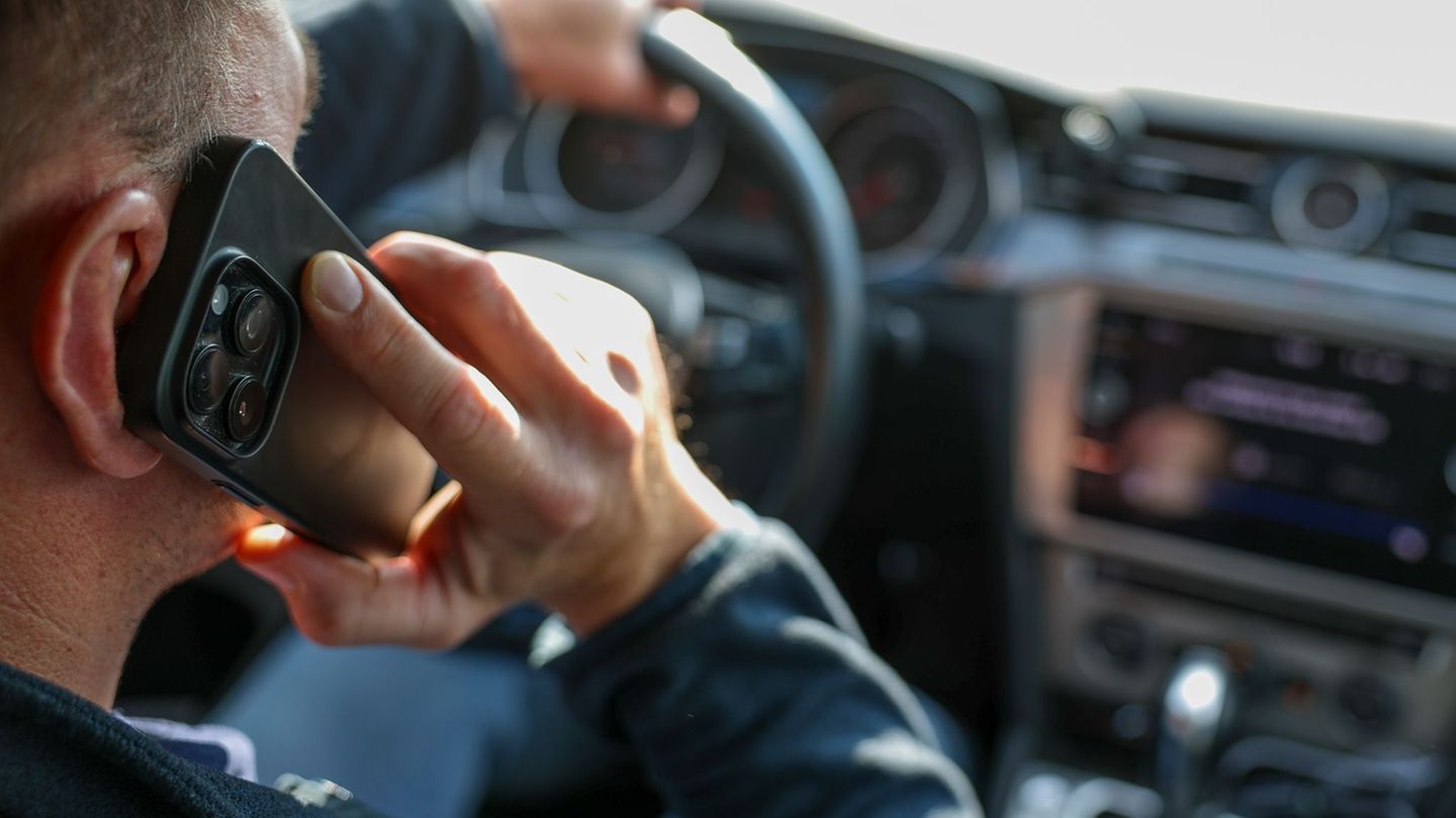 Weil er hinter dem Steuer das Handy benutzt hatte, fiel der Autofahrer den Polizisten auf. (Symbolbild) Foto: Jan Woitas/dpa