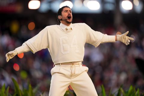 Bad Bunny bei seinem Auftritt in der Halbzeitpause des Super Bowl in Santa Clara bei San Francisco. (Archivbild) Foto: Brynn And