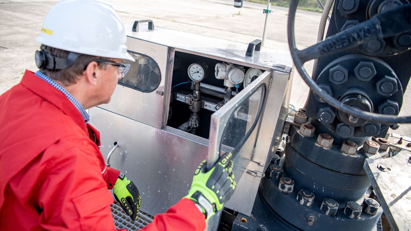 Ein Mitarbeiter von ExxonMobil arbeitet auf einem Gasförderplatz in Niedersachsen. (Archivbild) Foto: Sina Schuldt/dpa