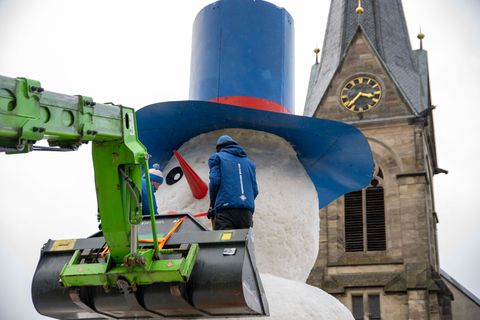 Feinschliff für den Schneemann "Jakob". Foto: Pia Bayer/dpa