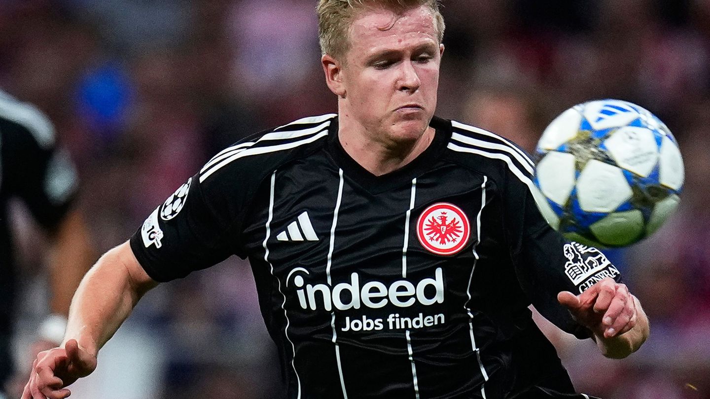Jonathan Burkardt muss weiter auf sein Comeback bei Eintracht Frankfurt warten. (Archivbild) Foto: Manu Fernandez/AP/dpa