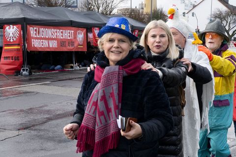Mit einer Polonaise wolle man ein friedliches Zeichen setzen. Foto: Boris Roessler/dpa