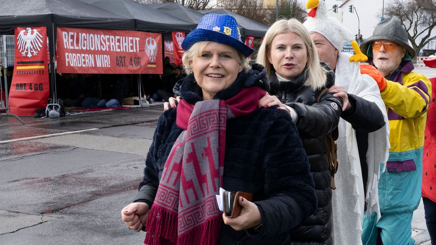 Mit einer Polonaise wolle man ein friedliches Zeichen setzen. Foto: Boris Roessler/dpa