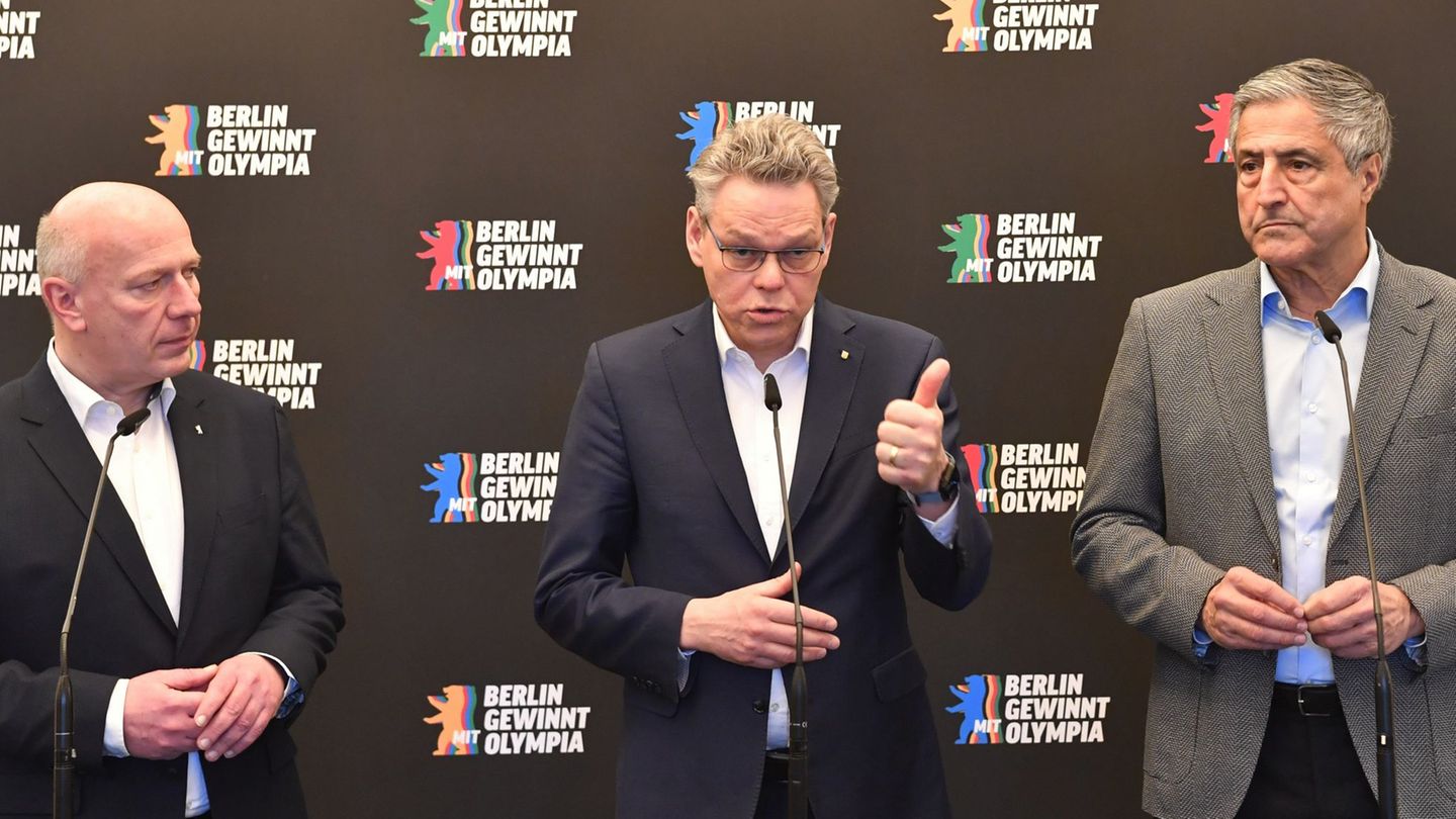 Der Regierende Bürgermeister Kai Wegner (l.) will die Olympischen Spiele nach Berlin holen. Foto: Paul Zinken/dpa
