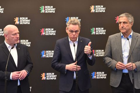 Der Regierende Bürgermeister Kai Wegner (l.) will die Olympischen Spiele nach Berlin holen. Foto: Paul Zinken/dpa