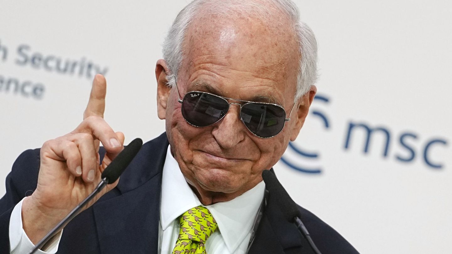 Ischinger erinnerte schmunzelnd an Macrons Sonnenbrillen-Moment. Foto: Kay Nietfeld/dpa