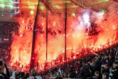 8. November 2025: Die Kölner Fans zünden im Gästeblock in Mönchengladbach zahlreich Pyrotechnik (Archivbild). Foto: David Inderl