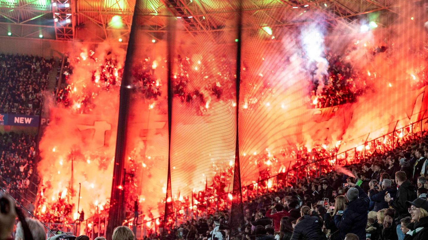 8. November 2025: Die Kölner Fans zünden im Gästeblock in Mönchengladbach zahlreich Pyrotechnik (Archivbild). Foto: David Inderl