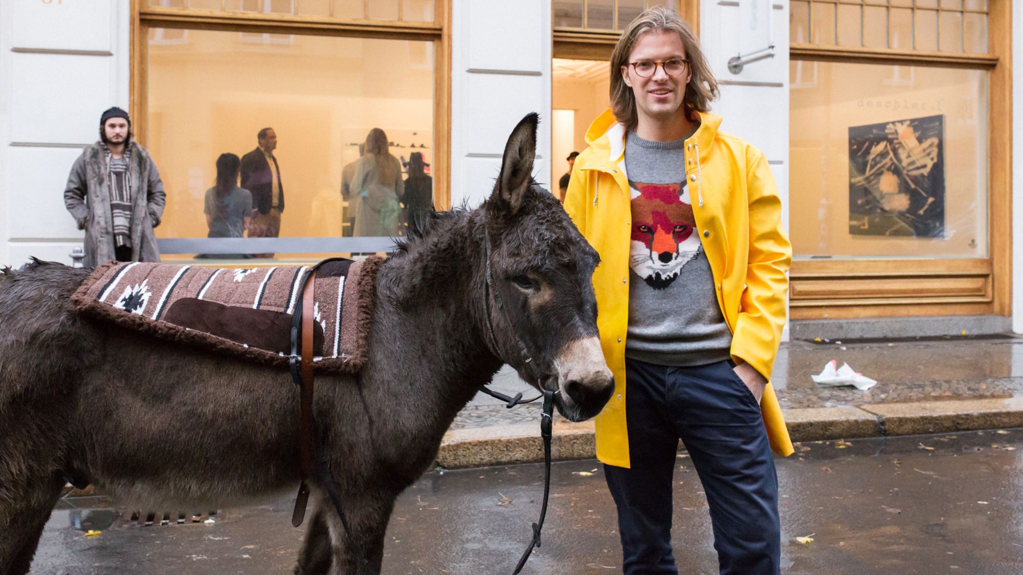 Zu Werbezwecken fuhr der PR-begabte Gründer Magnus Resch zum Start seiner Kunstmarkt-App 2016 einen Esel auf