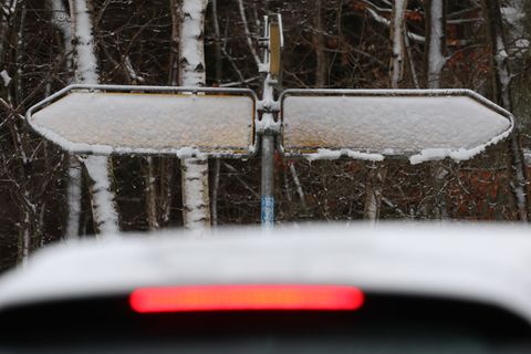 Der Winter hat MV wieder voll im Griff. Auf den Straßen des Landes starben bei Glätte-Unfällen zwei Menschen. Foto: Bernd Wüstne