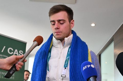 Der gesperrte Skeletoni Wladislaw Heraskewytsch spricht zu Medienvertretern in einem Hotel in Mailand