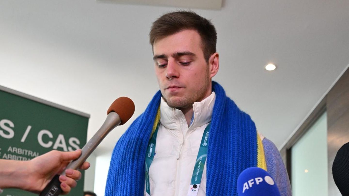 Der gesperrte Skeletoni Wladislaw Heraskewytsch spricht zu Medienvertretern in einem Hotel in Mailand