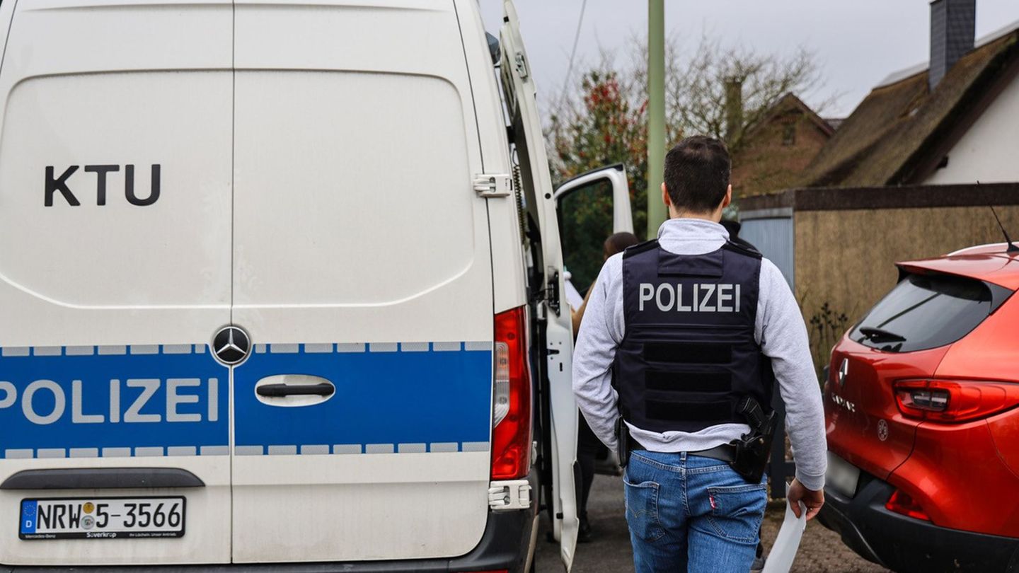 Einsatzkräfte sicherten am Freitag Spuren. Foto: Alex Talash/dpa