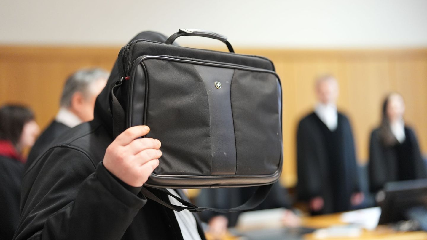 Nach Angriffen auf zwei ältere Frauen ordnet das Landgericht die Unterbringung des Angeklagten in einer psychiatrischen Klinik a