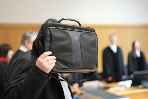 Nach Angriffen auf zwei ältere Frauen ordnet das Landgericht die Unterbringung des Angeklagten in einer psychiatrischen Klinik a