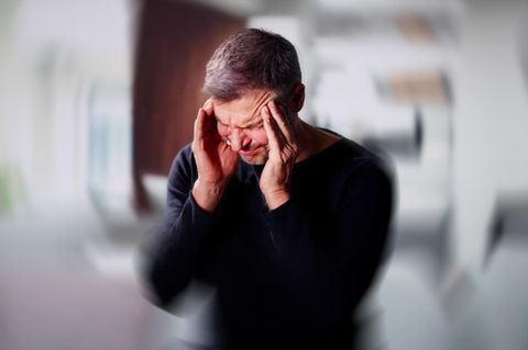 Ein Mann mit Kopfschmerzen