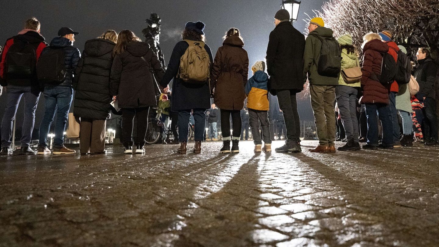 Die Menschenkette wird seit 2010 jedes Jahr am Jahrestag der Zerstörung Dresdens gebildet. Foto: Sebastian Kahnert/dpa