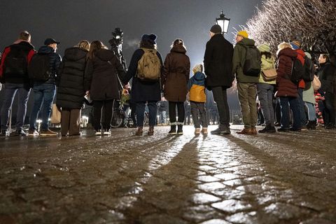 Die Menschenkette wird seit 2010 jedes Jahr am Jahrestag der Zerstörung Dresdens gebildet. Foto: Sebastian Kahnert/dpa
