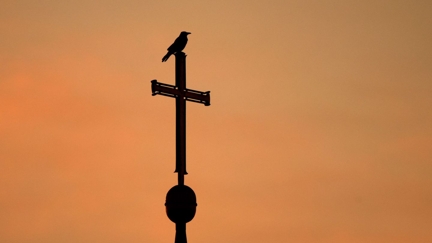 Die evangelische Kirche in Bayern überprüft ihre Medienarbeit. (Symbolbild) Foto: Julian Stratenschulte/dpa