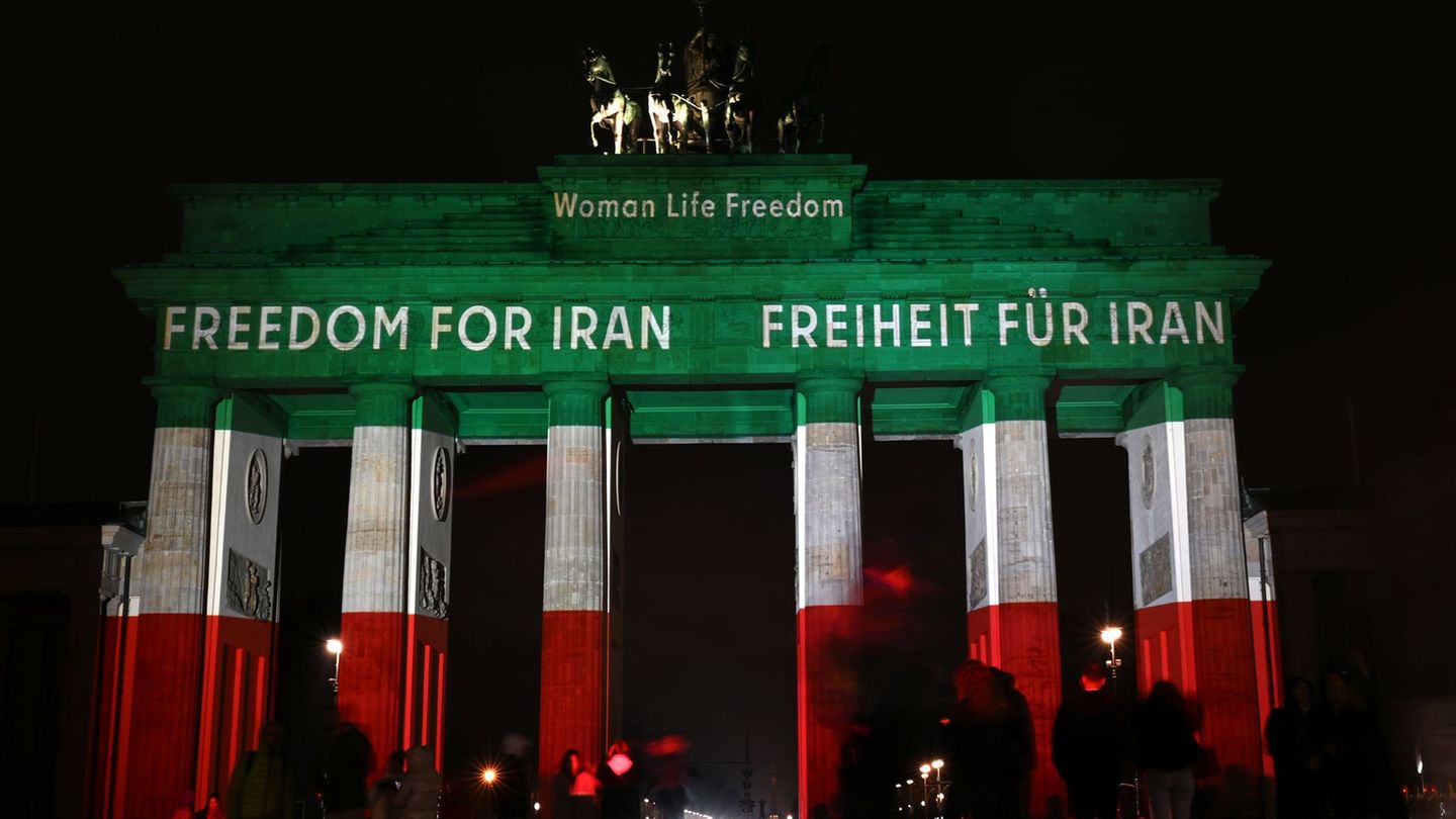 In den Farben des Iran: das Brandenburger Tor. Foto: Markus Lenhardt/dpa