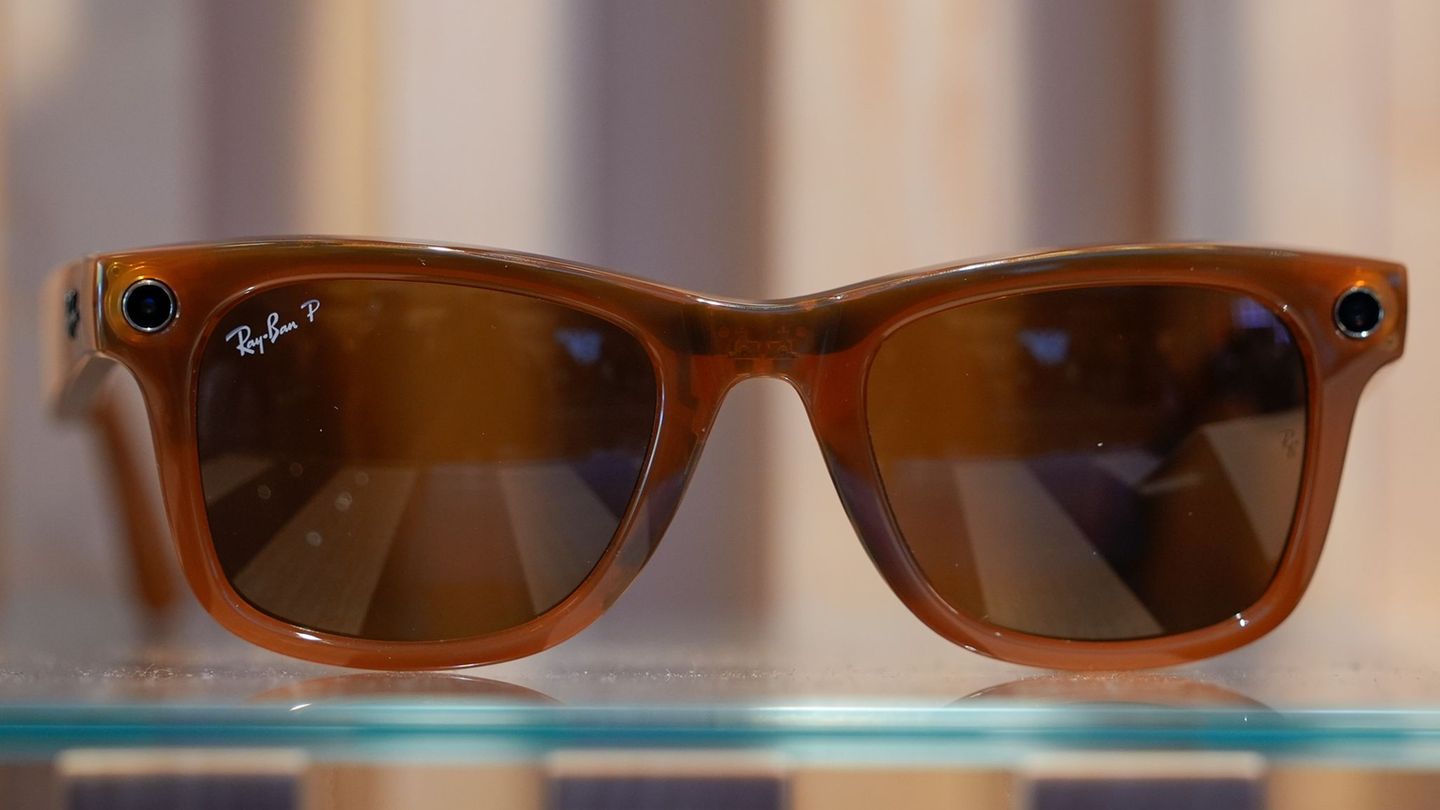 Die Meta-Brillen sind mit Kamera, Mikrofon und Lautsprechern ausgestattet. (Archivbild) Foto: Godofredo A. Vásquez/AP/dpa