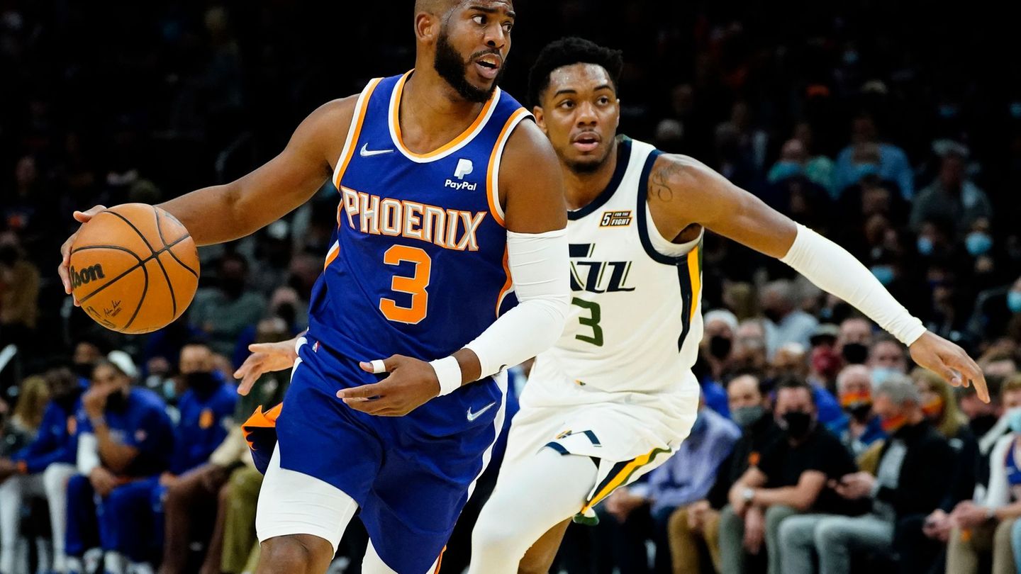 Der zweimalige Olympiasieger Chris Paul (l) - hier noch im Trikot der Phoenix Suns - beendet seine Karriere. (Archivbild) Foto: