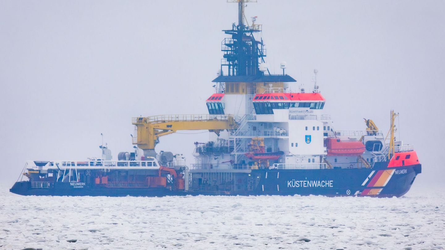 Das Mehrzweckschiff "Neuwerk" während des Einsatzes bei Rügen. (Archivbild) Foto: Jens Büttner/dpa
