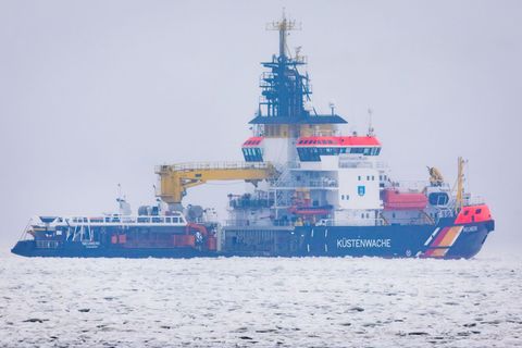 Das Mehrzweckschiff "Neuwerk" während des Einsatzes bei Rügen. (Archivbild) Foto: Jens Büttner/dpa