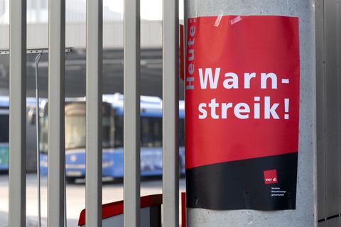 Verdi will bei den Nahverkehrs-Warnstreiks in Bayern nun auch in die Fläche gehen. (Archivbild) Foto: Sven Hoppe/dpa