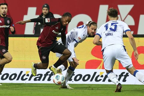 Mohamed Ali Zoma (l) bereitet dem Karlsruher SC permanent Probleme. Foto: Daniel Löb/dpa