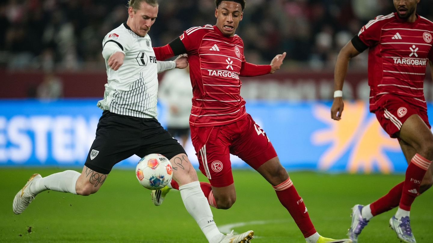 Zweikampf zwischen Münsters Marvin Schulz (l) und dem Düsseldorfer Sima Suso. Foto: Marius Becker/dpa
