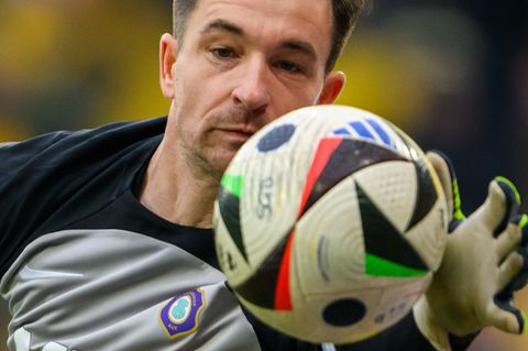 Aues Torhüter Martin Männel verhinderte beim Spiel in Köln zunächst noch einen Rückstand. (Archivbild) Foto: Robert Michael/dpa