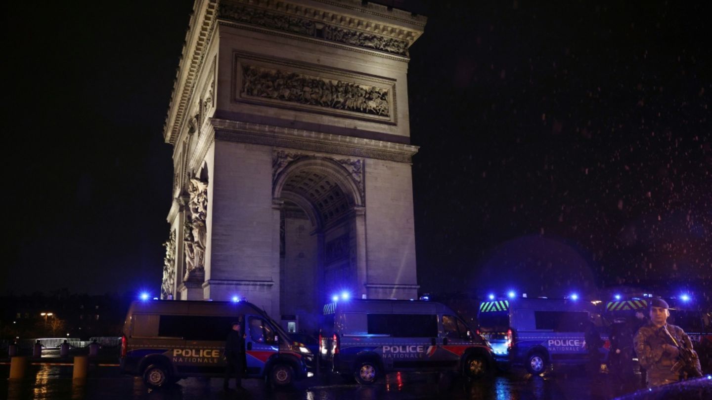 Polizeiwagen am Arc de Triomphe