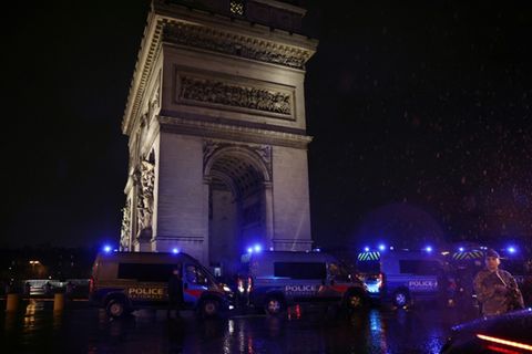 Polizeiwagen am Arc de Triomphe
