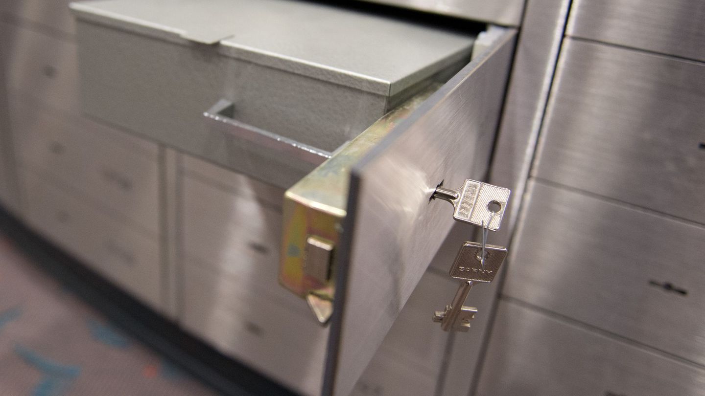 Erneut wurden in einer Bankfiliale Schließfächer aufgebrochen, diesmal in Stuhr bei Bremen. (Symbolbild) Foto: Daniel Reinhardt/