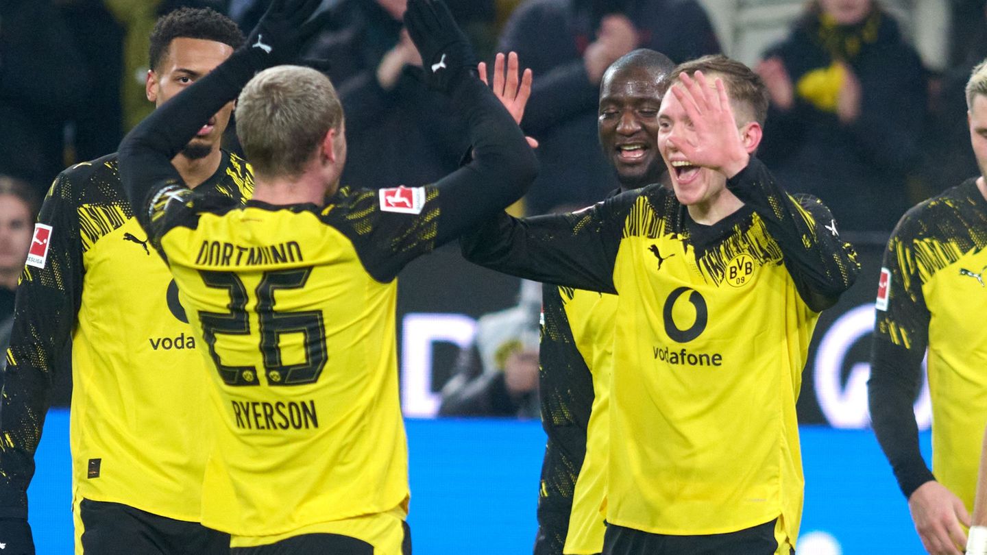 Dortmund jubelt über das Tor zum 2:0. Foto: Bernd Thissen/dpa