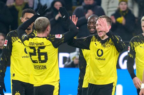 Dortmund jubelt über das Tor zum 2:0. Foto: Bernd Thissen/dpa