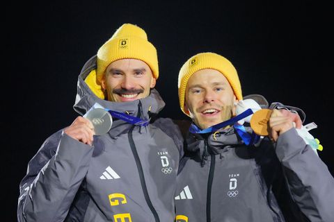 Gemeinsame Freude ist doppelte Freude: Axel Jungk (l) und Christopher Grotheer. Foto: Michael Kappeler/dpa