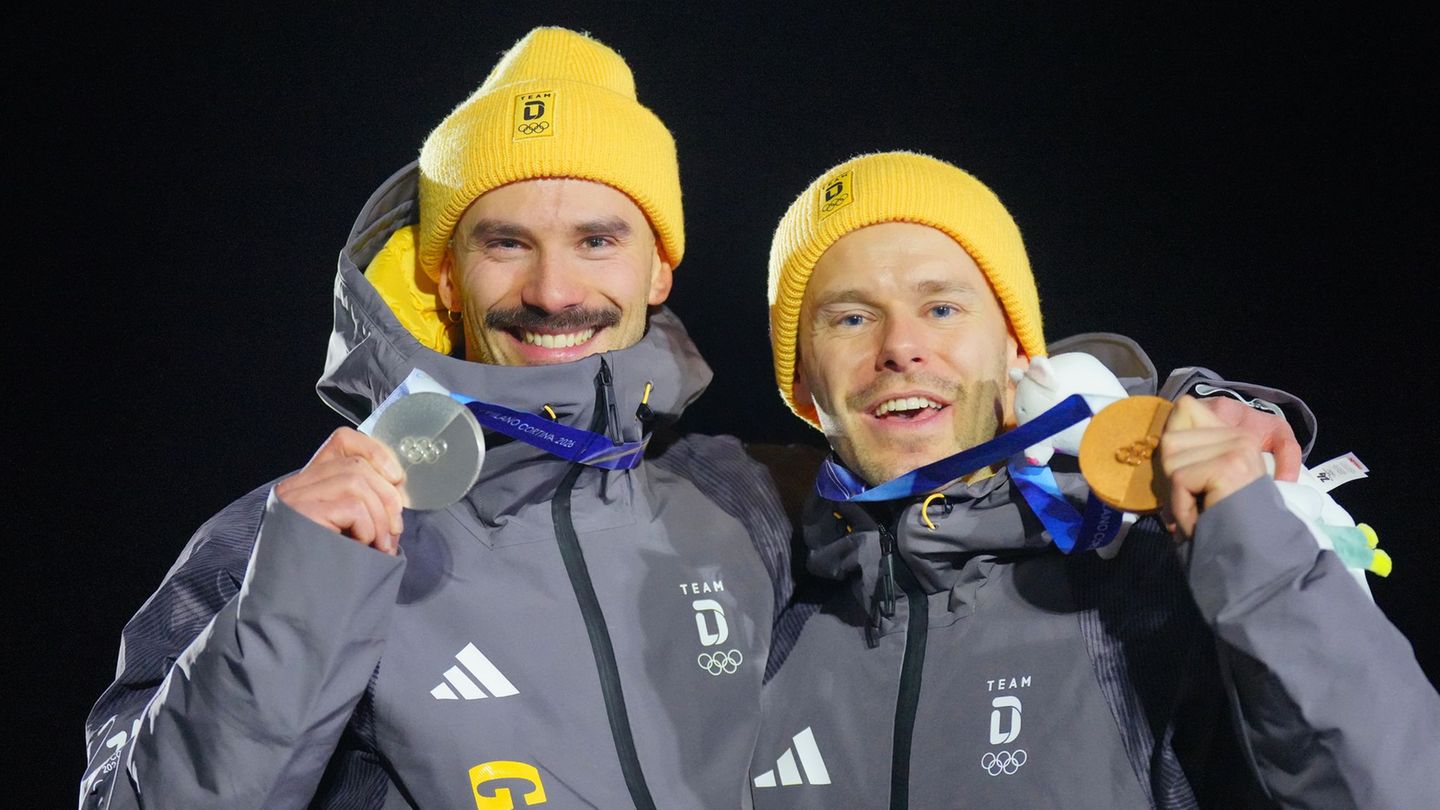 Gemeinsame Freude ist doppelte Freude: Axel Jungk (l) und Christopher Grotheer. Foto: Michael Kappeler/dpa