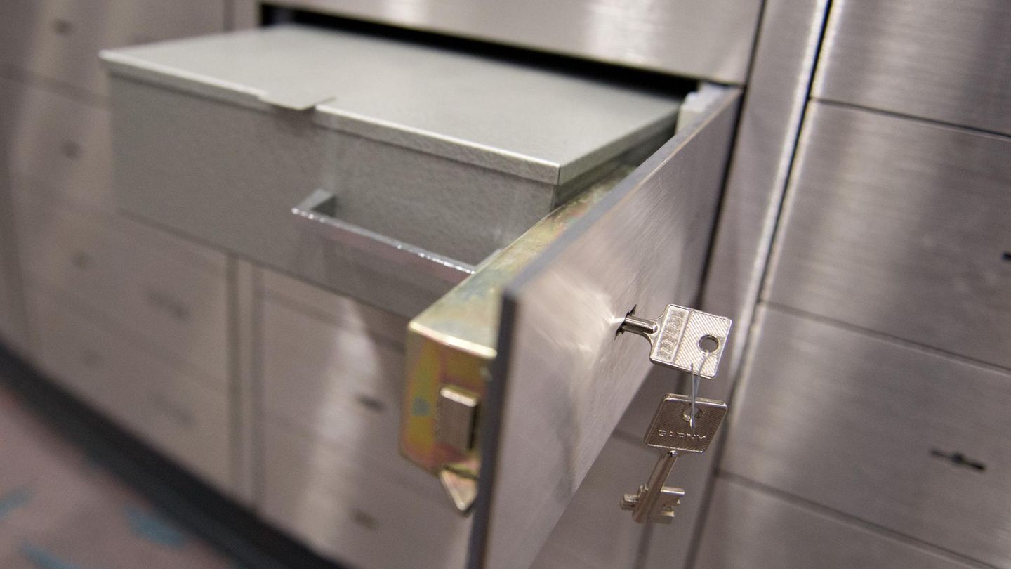 Das Schließfach in einer Bankfiliale steht offen, der Schlüssel steckt