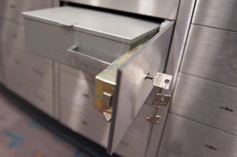 Das Schließfach in einer Bankfiliale steht offen, der Schlüssel steckt