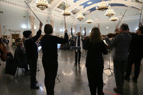 Streicher geben im Bahnhof von Kiew ein Konzert