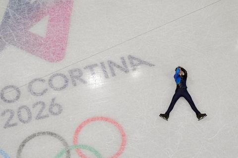 Michail Schaidorow aus Kasachstan liegt nach seiner Kür auf dem Eis – und da weiß er noch gar nicht, dass er wenig später durch Patzer von US-Wunderkind Ilia Malinin Olympiasieger wird