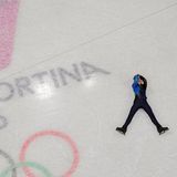 Michail Schaidorow aus Kasachstan liegt nach seiner Kür auf dem Eis – und da weiß er noch gar nicht, dass er wenig später durch Patzer von US-Wunderkind Ilia Malinin Olympiasieger wird.