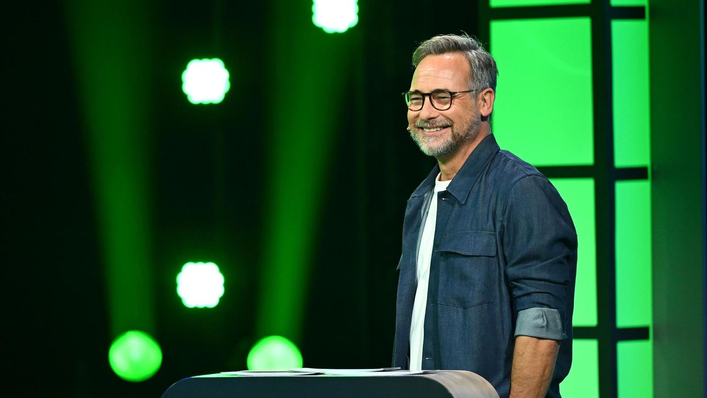 Matthias Opdenhövel spielt seinen verschmitzten Charme als Moderator aus.