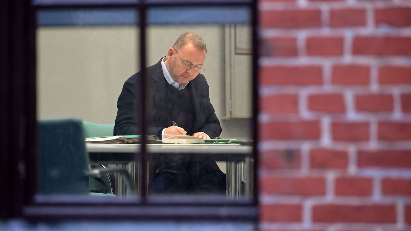 Verdi-Chef Frank Werneke vertiefte sich in Unterlagen. Foto: Michael Bahlo/dpa